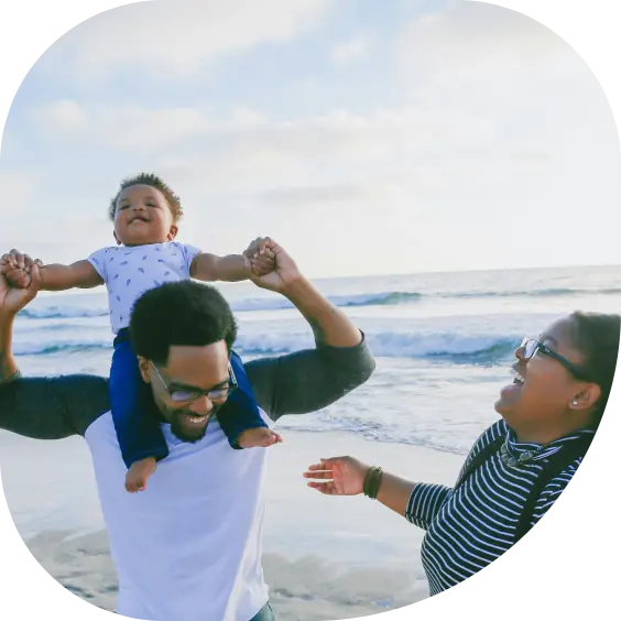 Travel with AXA Happy tourists at the beach with AXA travel insurance